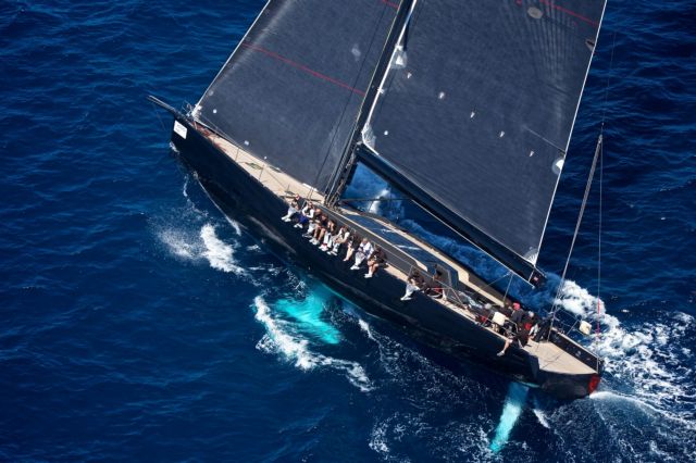 Ιστιοφόρα, κροίσοι και big star στη Σαντορίνη