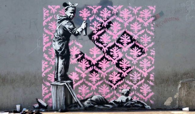 Ο Banksy «χτύπησε» για πρώτη φορά στο Παρίσι με έμπνευση από το Προσφυγικό