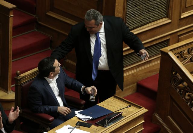 Ψάχνουν φαντάσματα ενώ το πουλόβερ ξηλώνεται