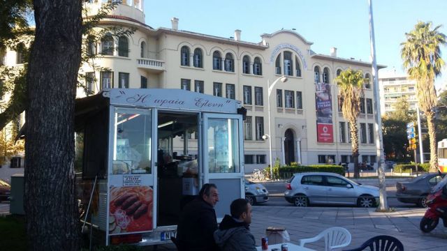 Το μεροκάματο του τρόμου με αντιασφυξιογόνο μάσκα!