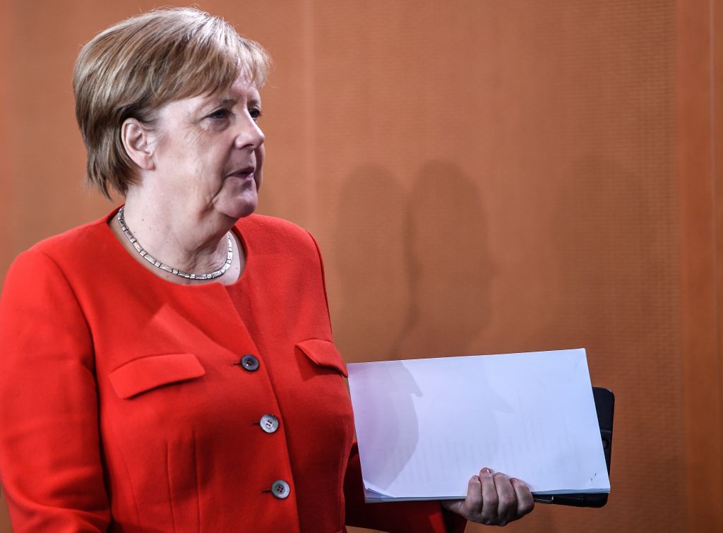 Le Monde: Να σώσουμε τη στρατιωτίνα Μέρκελ