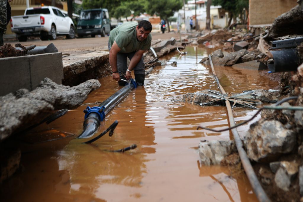 Η Μάνδρα πνίγηκε στη λάσπη, η Δούρου λέει ότι φταίει η κλιματική αλλαγή