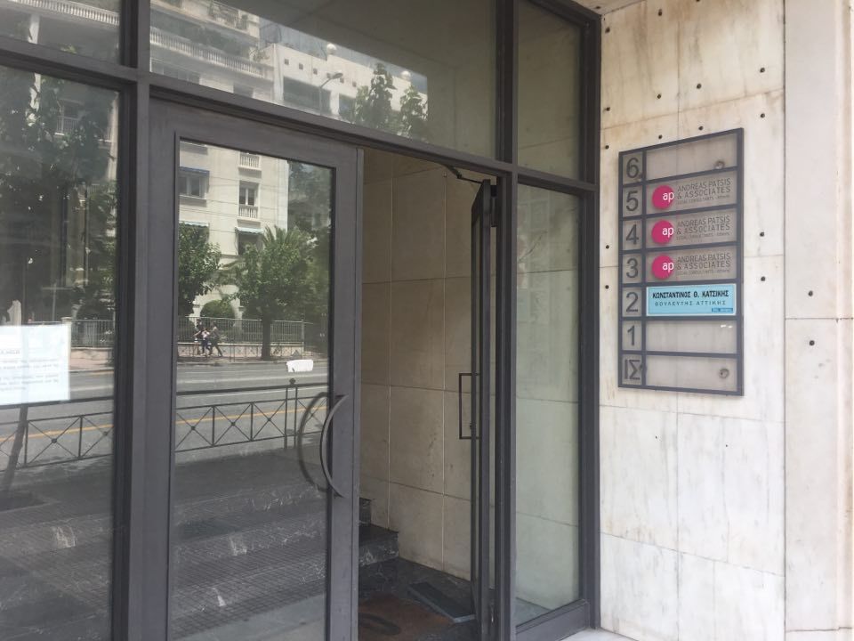 Ο Ρουβίκωνας ανέλαβε την ευθύνη για την απόπειρα εισβολής στο γραφείο Κατσίκη