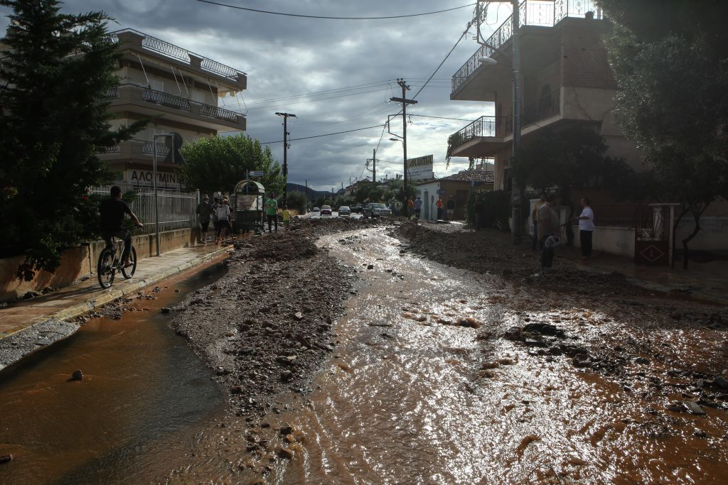 «Βούλιαξαν» ξανά Μάνδρα και Μαγούλα – Σοβαρές υλικές ζημιές