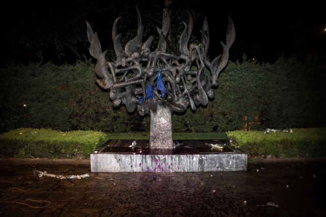 Κυβέρνηση: Η ΝΔ να καταδικάσει τη βεβήλωση του μνημείου Ολοκαυτώματος