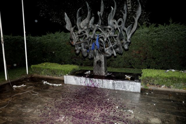 ΝΔ Θεσσαλονίκης: Καταδικάζει τη βεβήλωση του μνημείου Ολοκαυτώματος