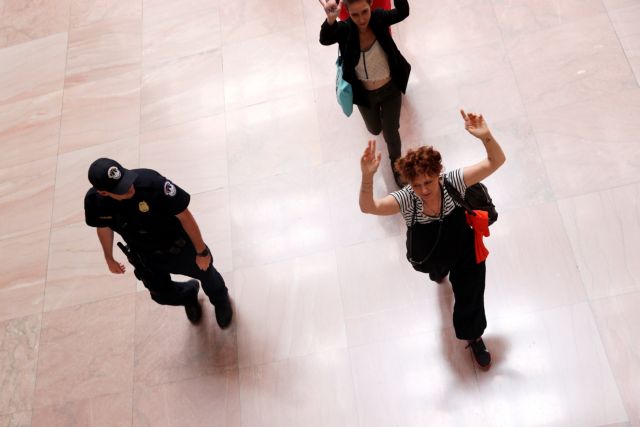 Συνέλαβαν τη Σούζαν Σαράντον για διαμαρτυρία στη Γερουσία