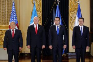 O Πενς ζητά να μπει τέλος στην «έξοδο» παράτυπων μεταναστών προς τις ΗΠΑ