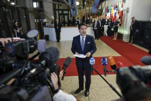 Ο Κόντε διέψευσε τον Μακρόν για τα hot spot σε Ελλάδα και Ιταλία