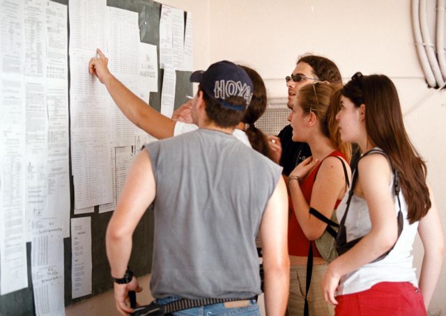 Πανελλαδικές: Πώς θα κινηθούν οι βάσεις στις περιζήτητες σχολές