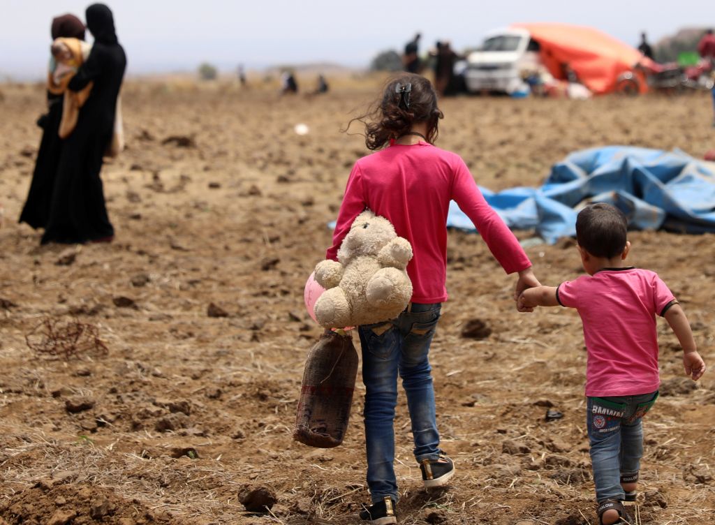 Ανθρωπιστική βοήθεια στους εγκλωβισμένους στα σύνορα Σύρους πρόσφυγες