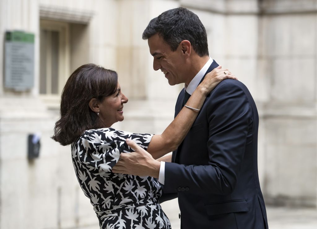 Γοήτευσε τη δήμαρχο του Παρισιού ο Ισπανός πρωθυπουργός