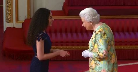 Ποια είναι η νεαρή Κύπρια που βραβεύτηκε από τη βασίλισσα Ελισάβετ