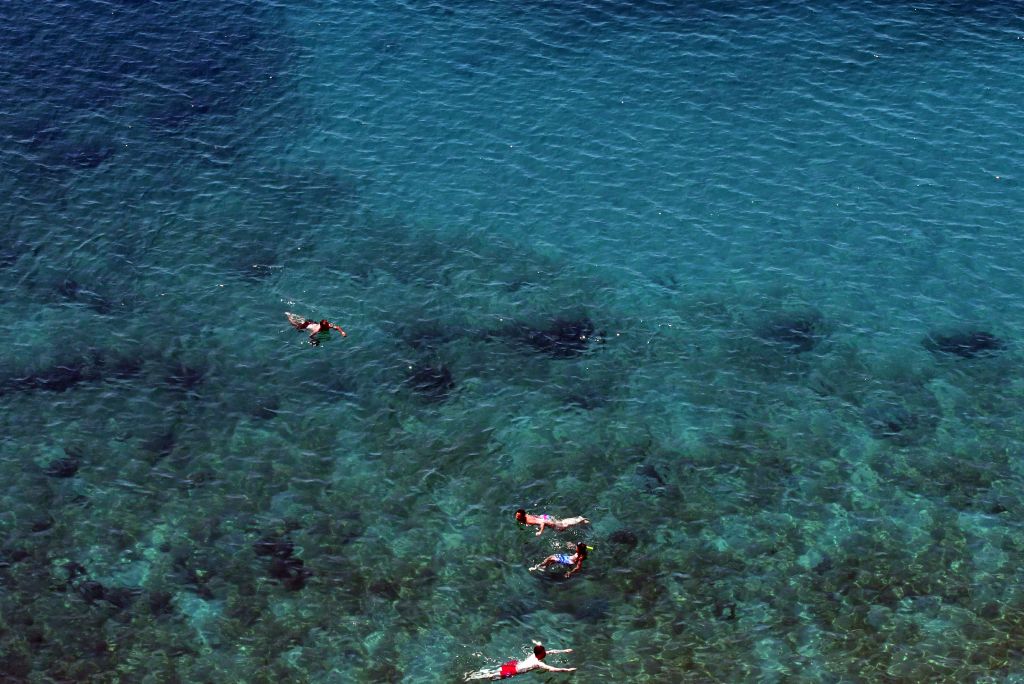 Αποκοιμήθηκε σε στρώμα θαλάσσης και τον πήρε το… κύμα