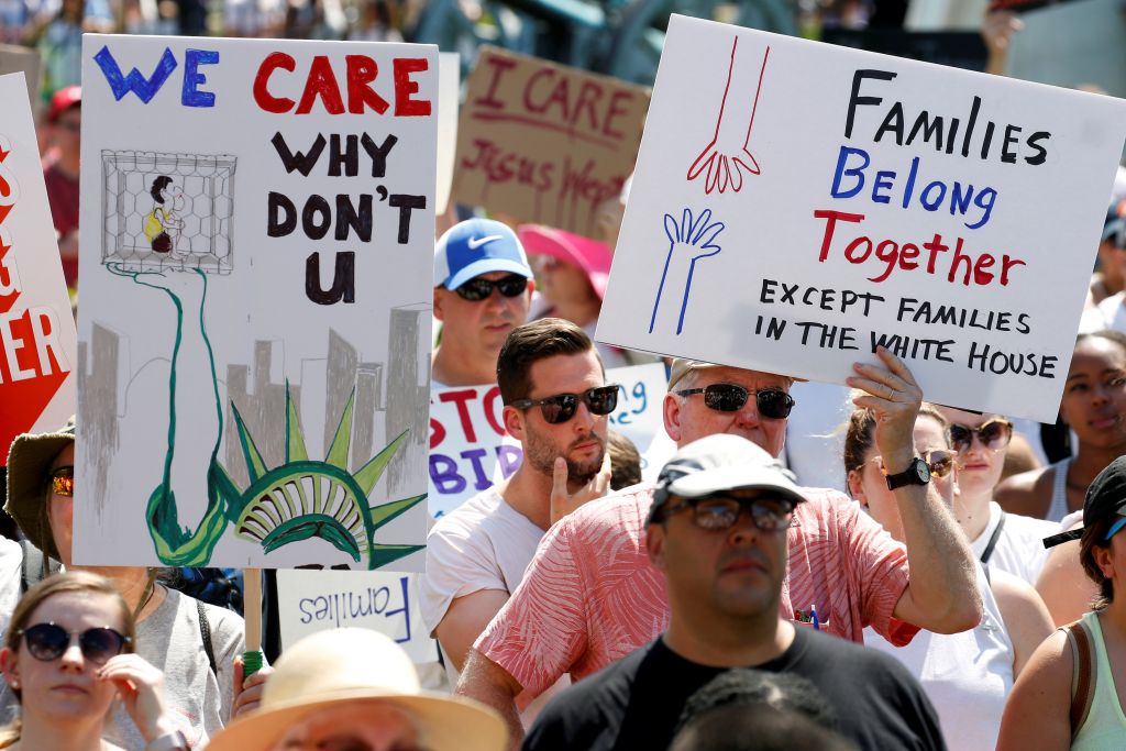 Αντιμέτωπος με την οργή χιλιάδων Αμερικανών ο Τραμπ