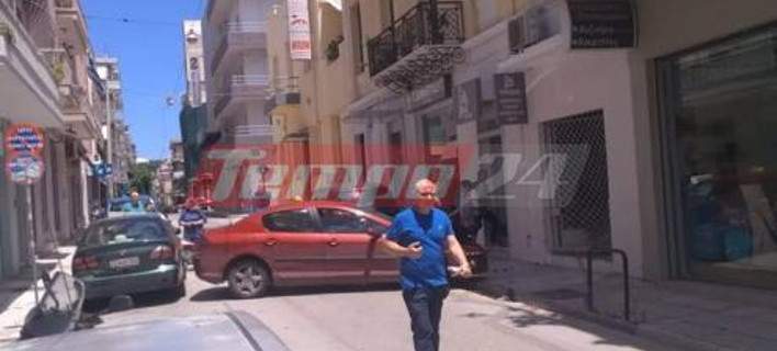 Σε βιτρίνα καταστήματος «καρφώθηκε» ταξί στην Πάτρα
