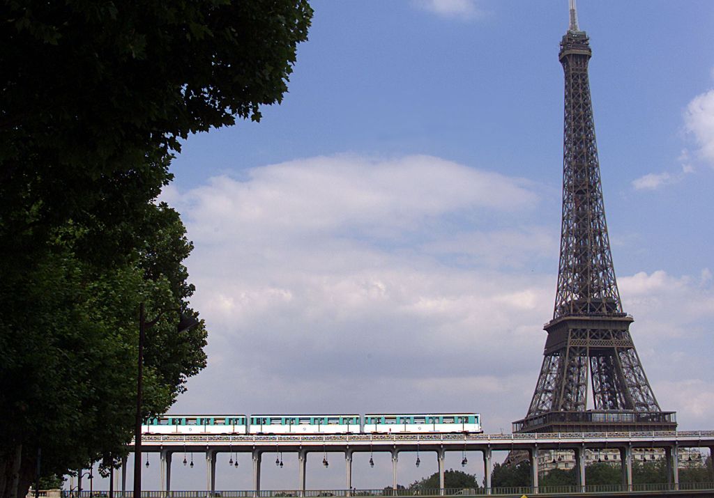 Μωρό γεννήθηκε σε τρένο στο Παρίσι