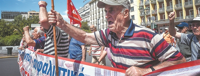 Δεν βγαίνουν στη σύνταξη, φοβούνται τον Κατρούγκαλο
