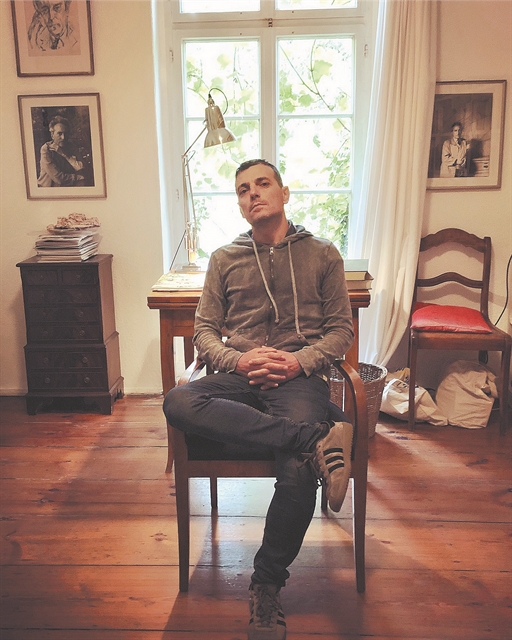 12  ιστορίες για 12 τραγούδια