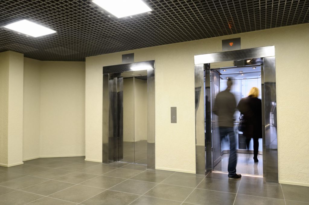 Καμπανάκι για τα ασανσέρ: Ερχονται τσουχτερά πρόστιμα σε ιδιοκτήτες, διαχειριστές