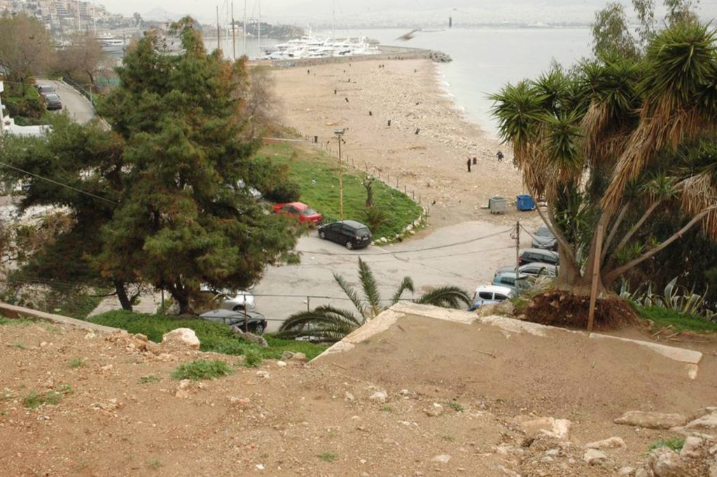 Εκτεταμένος καθαρισμός στην παραλία της Φρεαττύδας στον Πειραιά