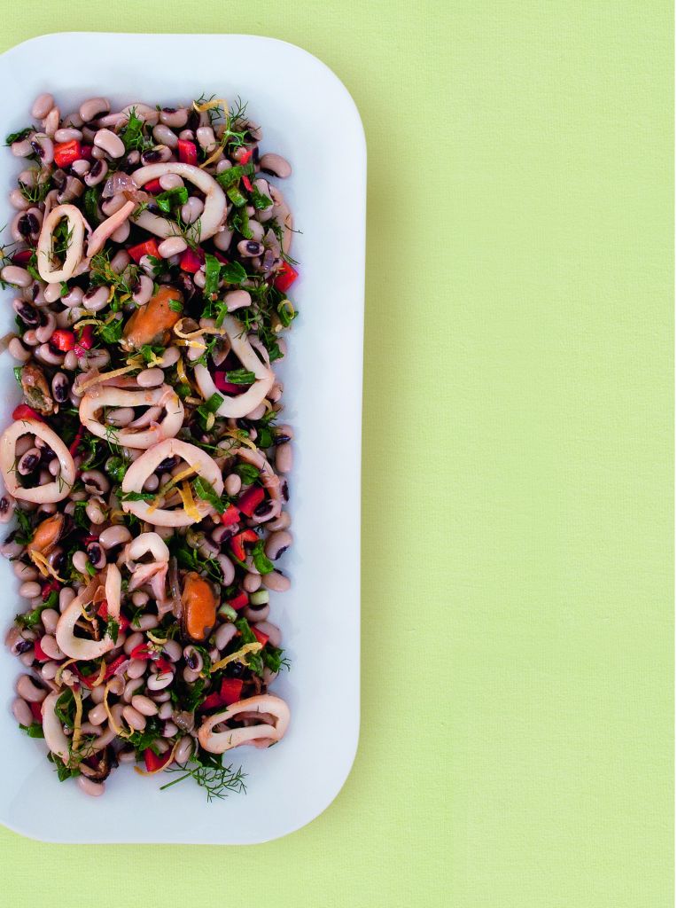 Φασόλια μαυρομάτικα με καλαμάρια και μύδια