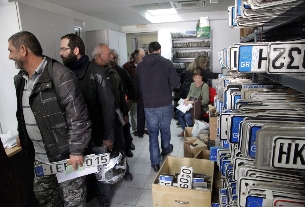 Πινακίδες αυτοκινήτων: Ποιοι κινδυνεύουν να τις χάσουν