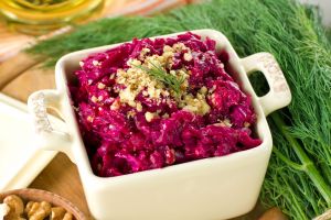 Παντζαροσαλάτα με γιαούρτι και καρύδια