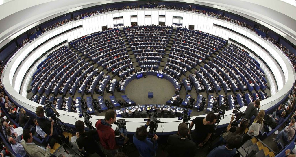10ήμερη αμειβόμενη άδεια σε πατέρες εξετάζει το Ευρωκοινοβούλιο