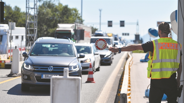 Η Γερμανία ανοίγει σταδιακά τα σύνορά της