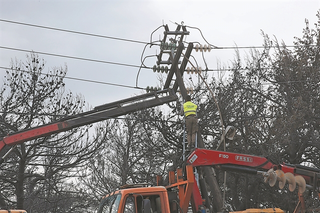 Κίνδυνος μπλακάουτ: ο ΔΕΔΔΗΕ ξέμεινε από κολόνες