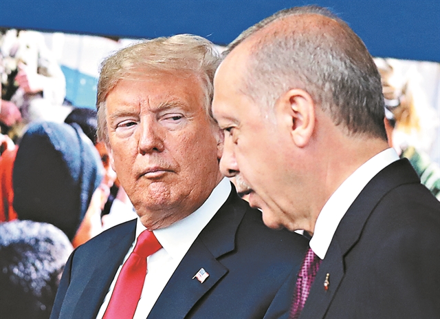 Τουρκία: σε συμπληγάδες πολιτικής και οικονομίας