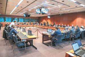 Αμφισβητούν τα πλεονάσματα, κατενάτσιο για συντάξεις