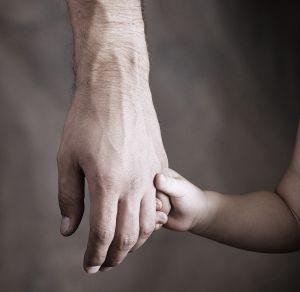 Ετοιμες οι εφαρμοστικές ΚΥΑ για την υιοθεσία και την αναδοχή