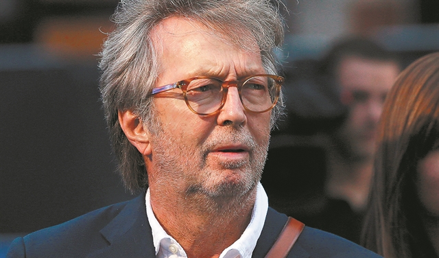 «Αυτό πρέπει να σταματήσει» τραγουδά ο Ερικ Κλάπτον για τα εμβόλια και τα μέτρα