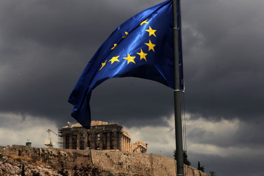 Guardian: Δε ξέφυγε η Ελλάδα από την κόλαση – Πολλοί φοβούνται νέα κρίση