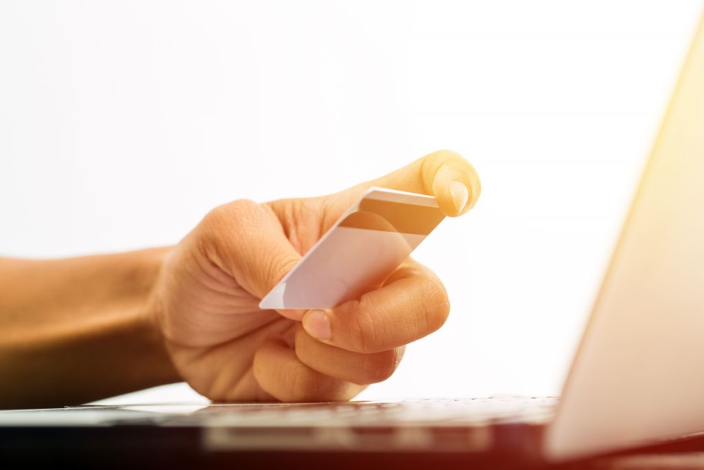 Κύπρος: Σπείρα έκανε διαδικτυακές αγορές 18 εκατ. με κλεμμένες κάρτες