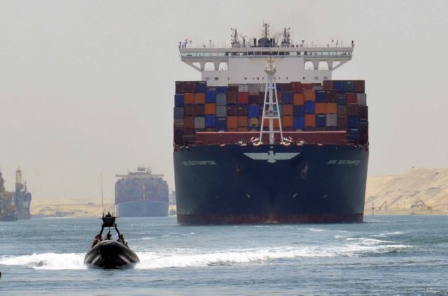 Χάος στη διώρυγα του Σουέζ από απίστευτη καραμπόλα πέντε πλοίων