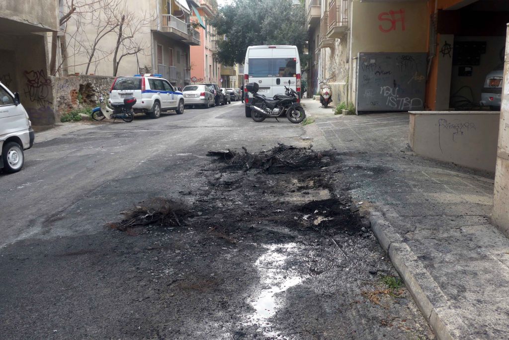 Επίθεση σε διμοιρία των ΜΑΤ έξω από το σπίτι του Φλαμπουράρη