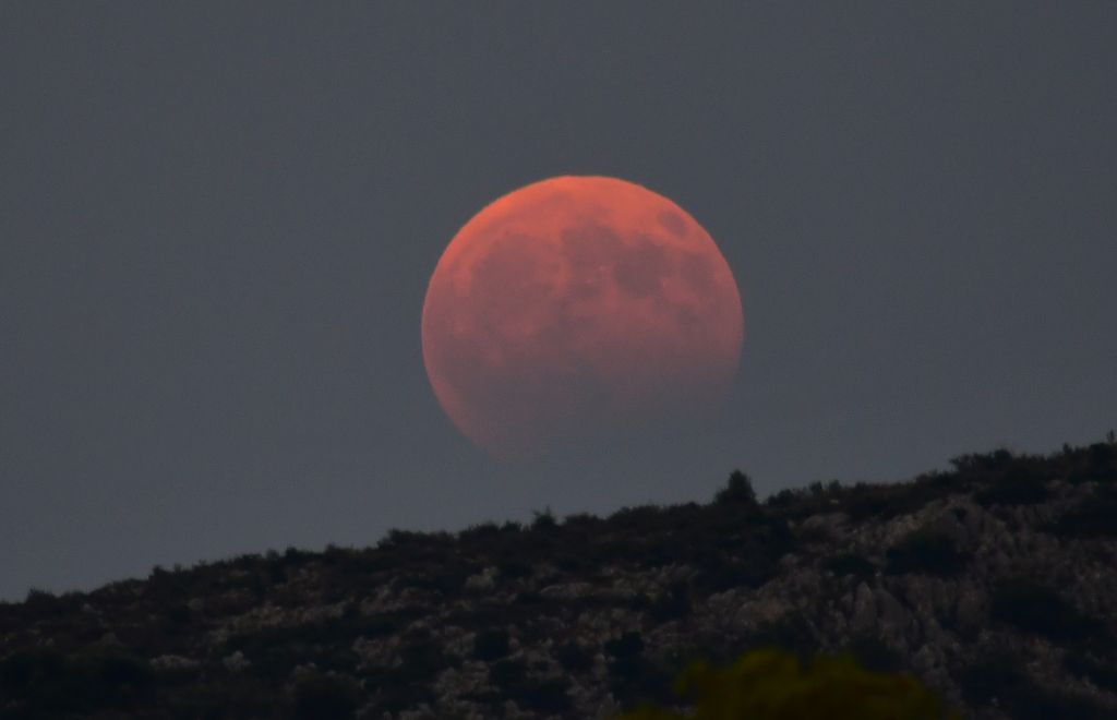 Κόκκινο το φεγγαράκι στη μεγαλύτερη σεληνιακή έκλειψη του 21ου αιώνα