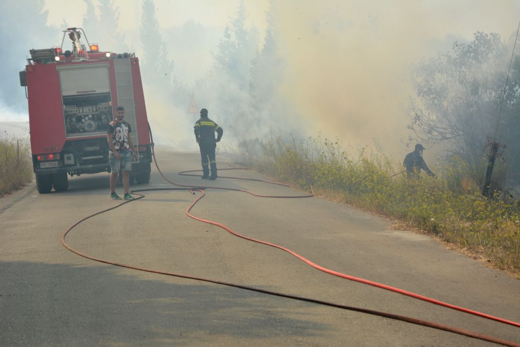 Ζάκυνθος: Υπό μερικό έλεγχο οι φωτιές στο Καλαμάκι και τα Λιθακιά