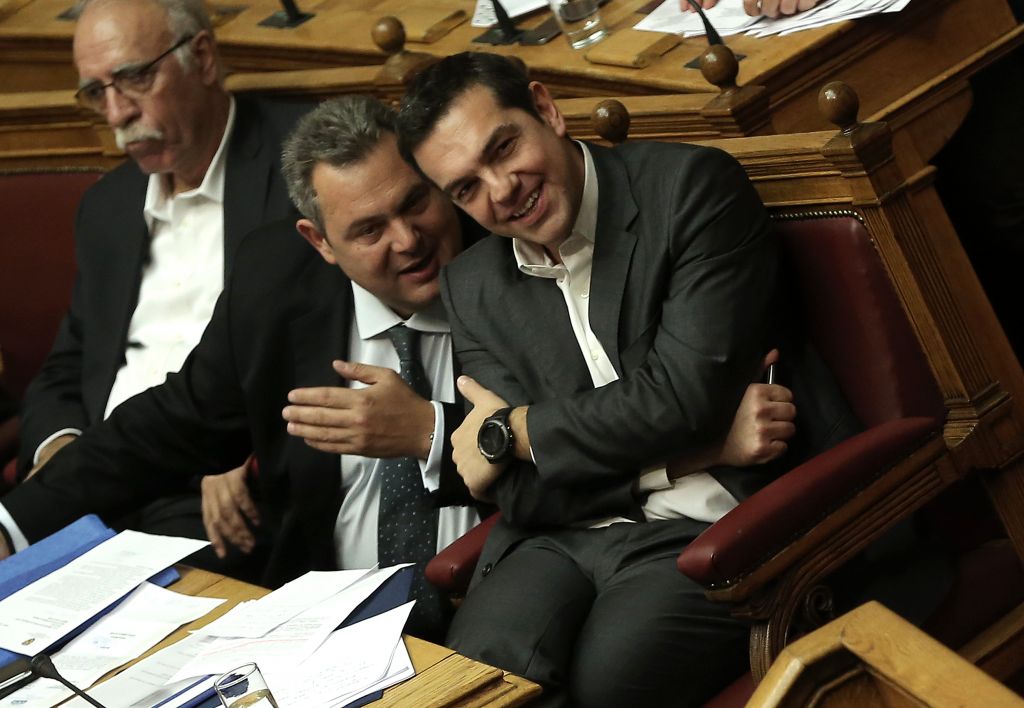 WP: Συμμαχία ακροαριστερών και ακροδεξιών λαϊκιστών κυβερνά την Ελλάδα
