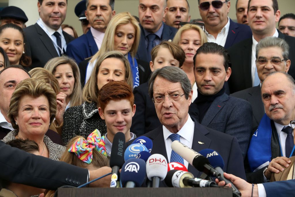 Κυπριακό: Συμβούλιο πολιτικών αρχηγών μετά την επίσκεψη Χουλτ