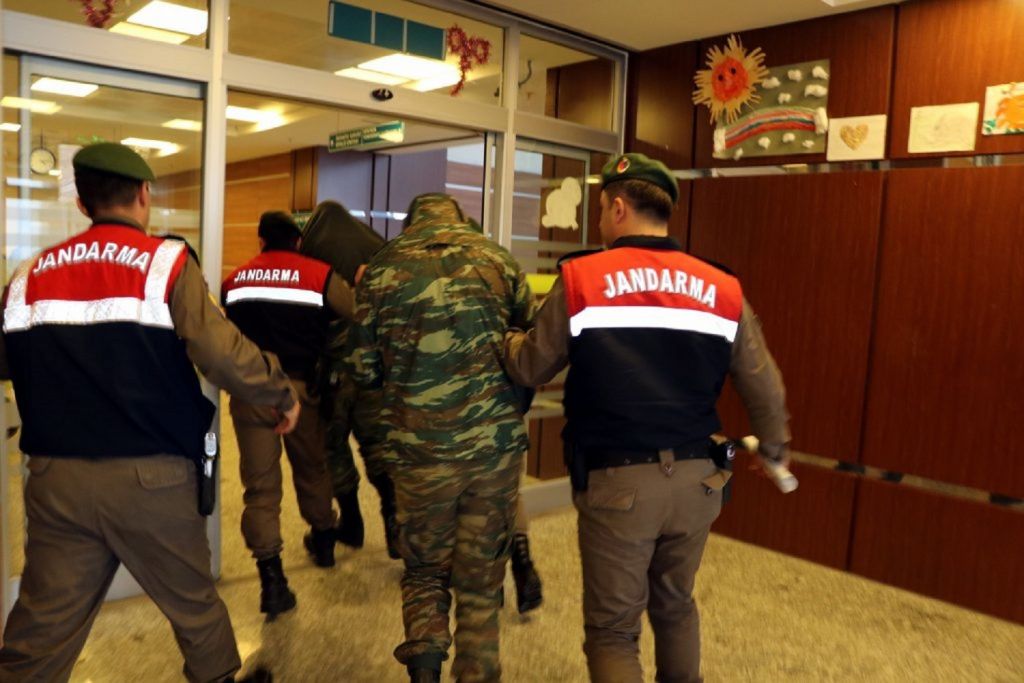 Δεν συνδέεται η υπόθεση των δύο Ελλήνων στρατιωτικών με τους «8», λένε οι δικηγόροι