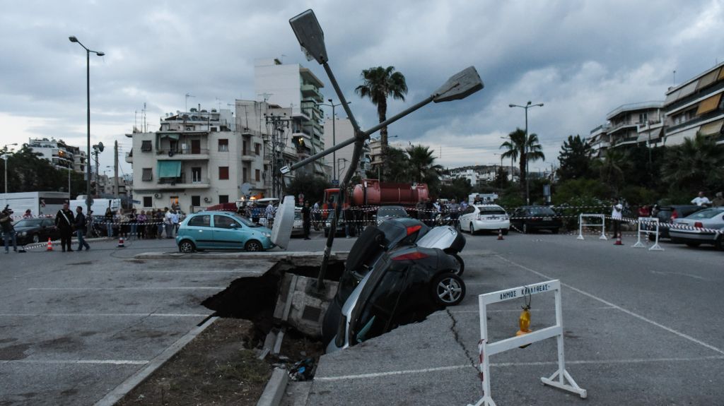 Βούλιαξε ο δρόμος από τη βροχή στη Μεσογείων και τη Μιχαλακοπούλου