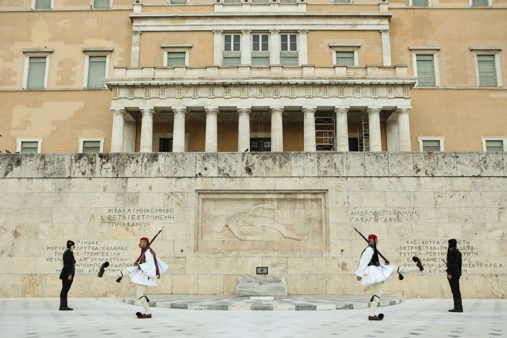 Σύνταγμα: Συναγερμός από ύποπτη βαλίτσα στον Αγνωστο Στρατιώτη