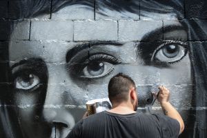 Θ-INK : Τα αρχαία μνημεία απαντούν στα γκράφιτι