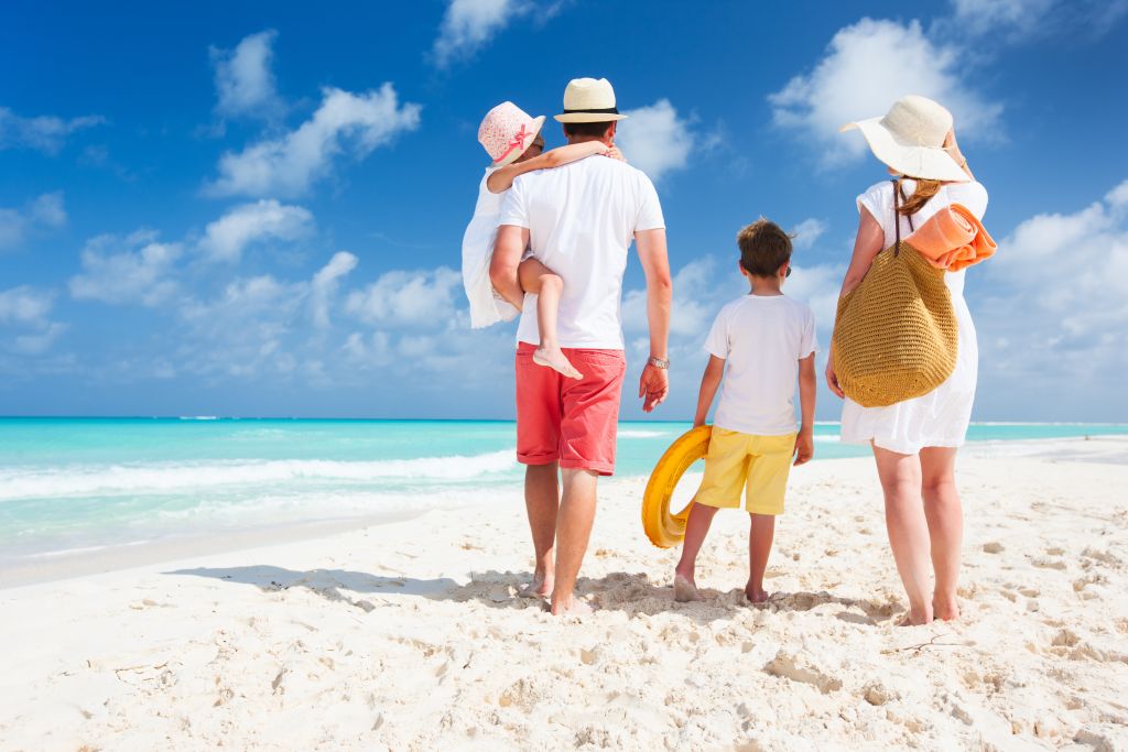 Στην παραλία με το παιδί: Τι πρέπει να έχετε μαζί σας