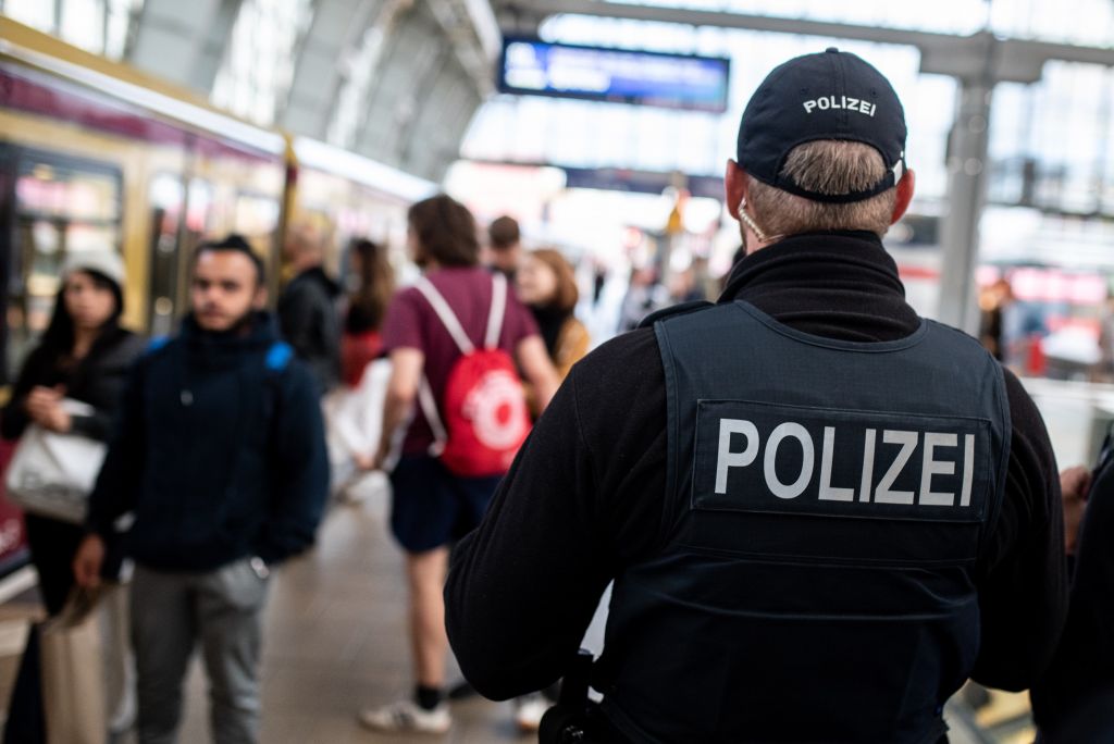Γερμανία : Ενταλμα σύλληψης για επίθεση με μαχαίρι σε επιβάτες λεωφορείου