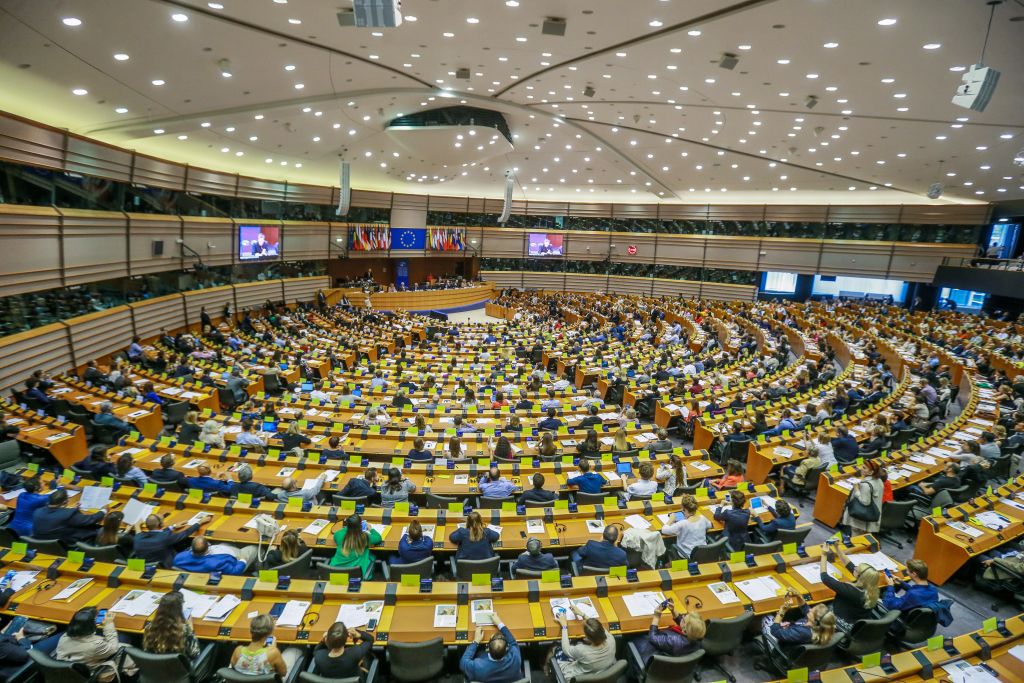 Το… χλιδάτο φαγοπότι της ακροδεξιάς στο Ευρωκοινοβούλιο